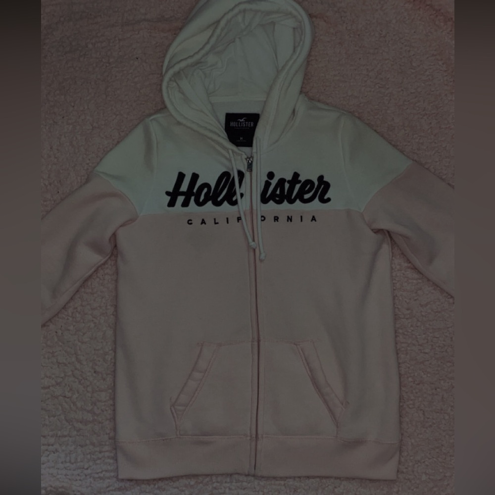 I’m selling this pink/white Hollister zip-up hoodie. It’s a women’s size medium